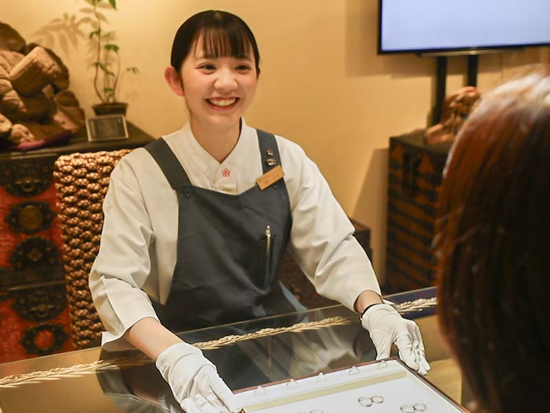 社員インタビュー　接客中